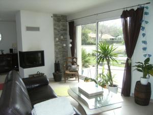 a living room with a leather couch and a glass table at La Palibe in Tarnos
