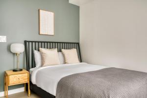 Un dormitorio con una cama y una lámpara sobre una mesa. en First Hill Studio w Gym Coworking SEA-442, en Seattle 24 fotos más