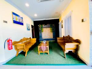 Sala de estar con 2 sofás y mesa en Sun Inns Hotel Bandar Puchong Utama, en Puchong
