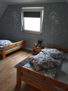 מיטה או מיטות בחדר ב-Chatka nad Osławą