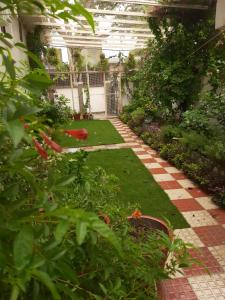 invernadero con jardín con flores y plantas en PAARIJAAT Homestay & Guesthouse en Ayodhya