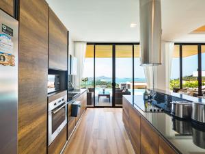 Kuchyň nebo kuchyňský kout v ubytování Villa Costa Luxury Sea View 4bdr
