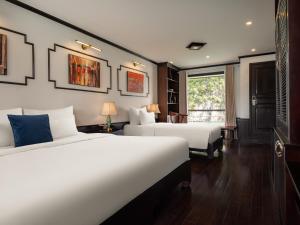 Habitación de hotel con 2 camas y ventana en Rosa Cruise, en Ha Long