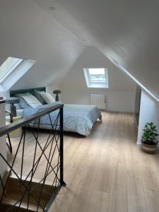 1 dormitorio con 1 cama en el ático en Au Troisieme, en Concarneau
