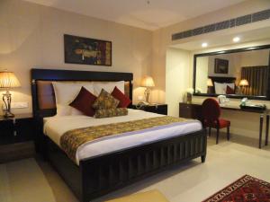 The Raviz Kadavu, Kozhikode客房内的一张或多张床位