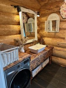 Un baño con lavabo y lavadora. en Wikno Villa, en Nidzica 6 fotos más