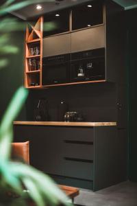 Dapur atau dapur kecil di BLACK HOUSE - premium holiday guest house