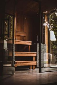 une chambre avec un orgue en bois dans un bâtiment dans l'établissement BLACK HOUSE - premium holiday guest house, à Priedkalne