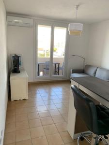 cocina con escritorio y silla en una habitación en Joli studio cabine confort 28m2 a 200m de la plage, en Canet-en-Roussillon