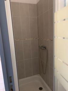 y baño con ducha y puerta de cristal. en Joli studio cabine confort 28m2 a 200m de la plage, en Canet-en-Roussillon