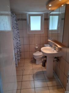 Koupelna v ubytování 2M Room KALLIKRATEIA RODOKIPOS ΔΩΜΑΤΙΟ