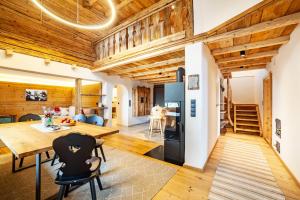 a kitchen and dining room with a wooden ceiling at Ferienhaus Mutlechnerhof in Caines