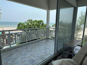 Fotografie z fotogalerie ubytování Huahin Beach House Right on the Beach v destinaci Hua Hin