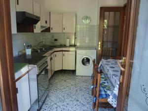 eine Küche mit einer Waschmaschine und einer Waschmaschine in der Unterkunft Apartment Maria & Patrizio in Lignano Sabbiadoro
