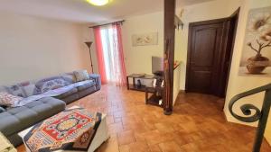 uma sala de estar com um sofá e uma mesa em Villa Sinforosa - Mondello em Mondello