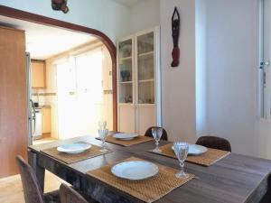tavolo da pranzo con piatti e bicchieri di Awesome cozy bungalow , pool open from june to september a Gran Alacant