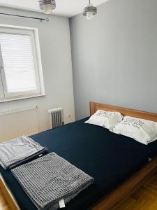1 dormitorio con 1 cama con 2 toallas en My place, en Pristina