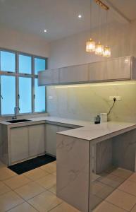 uma cozinha branca com um lavatório e um balcão em ComfortZone~2, Spacious Semi-Detached House em Kuah