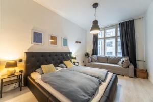 Łóżko lub łóżka w pokoju w obiekcie Sunny Central Apartment on Wenceslas Square by easyBNB