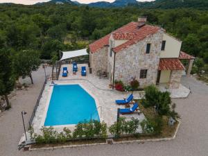 - une vue aérienne sur une maison avec une piscine dans l'établissement Villa Ilir, à Neum