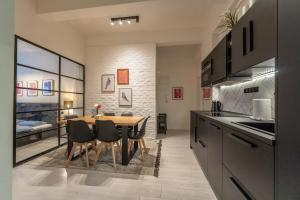 Kuchnia lub aneks kuchenny w obiekcie Sunny Central Apartment on Wenceslas Square by easyBNB