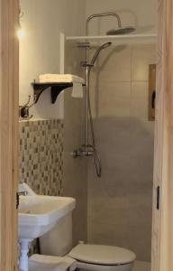 La salle de bains est pourvue d'une douche, de toilettes et d'un lavabo. dans l'établissement Mirador de Mijares, à Los Pertegaces
