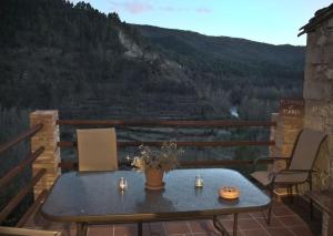 d'une table sur un balcon avec vue sur la montagne. dans l'établissement Mirador de Mijares, à Los Pertegaces