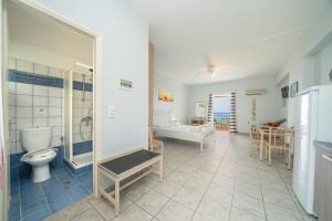 Koupelna v ubytování Agnanti Studios + 37 fotografií