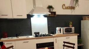 A kitchen or kitchenette at Maison d'une chambre avec jardin clos a Arsac