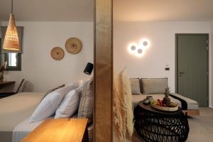 uma sala de estar com uma cama e uma mesa em Makava Suites Naxos em Naxos Chora