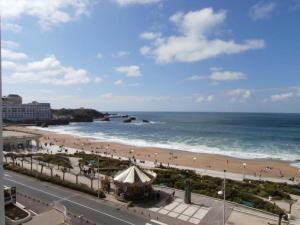 ビアリッツにあるStudio Biarritz, 1 pièce, 2 personnes - FR-1-3-430のビーチと海の景色を望めます。