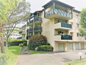 a large apartment building with a balcony at Bel Apt Moderne, 1 Chambre, Balcon, Ascenseur, Parking, Proche Commerces, 10 min Plages - FR-1-3-521 in Anglet