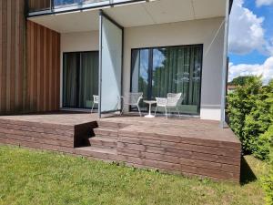 una terraza con 2 sillas y una mesa en una casa en Aisa Holiday Apartment, en Pärnu