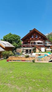 Bazén v ubytování Chalet SERRE CAMBEOU Piscine&spa nebo v jeho okolí