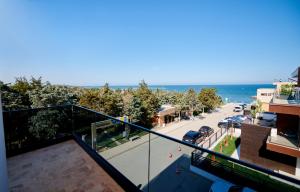 Elle comprend un balcon offrant une vue sur la rue et l'océan. dans l'établissement Vela Olimp, à Olimp