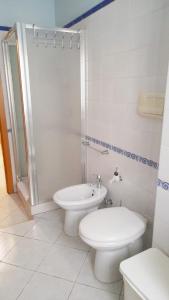 Casa Amelia في رودي غارغانيكو: حمام ابيض مع مرحاض ومغسلة