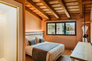 a bedroom with a bed and a window at Casa Indiana Hotel Boutique in Blanes
