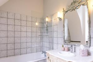 Koupelna v ubytování Maison d'hôtes le Prieuré du Preux