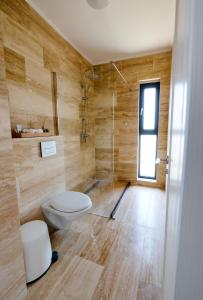 La salle de bains est pourvue d'une douche et de toilettes. dans l'établissement Vela Olimp, à Olimp