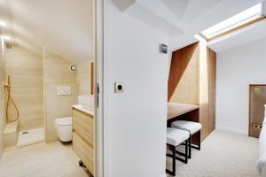 W pokoju znajduje się łazienka z umywalką i toaletą. w obiekcie Pick A Flat's Apartments in Louvre - Rue Saint Honoré w Paryżu +37 zdjęć
