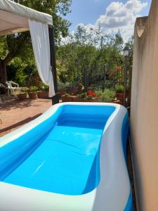 una piscina azul y blanca en un patio trasero en LA CASA DI GIADA, en Impruneta