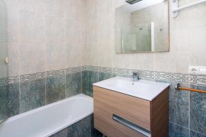 une salle de bains avec lavabo et baignoire dans l'établissement Casa Enebro, à Vélez de Benaudalla 20 autres photos