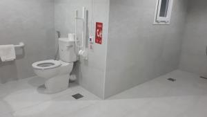 uma casa de banho com WC numa cabina em Magnum Hotel & Suites West Bay em Doha