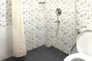 W łazience znajduje się prysznic i toaleta. w obiekcie Urbanview Hotel Niraz Syariah Banjarmasin by RedDoorz w mieście Sungai Lutus