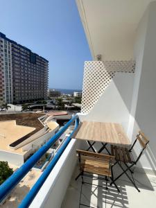 een balkon met een tafel en stoelen in een gebouw bij SWEET PARADISE in Playa Paraiso