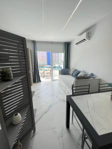 een woonkamer met een bank en een tafel bij SWEET PARADISE in Playa Paraiso