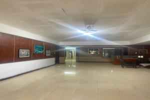 een grote lege kamer met een licht aan het plafond bij OYO 92772 Losmen Diah Syariah in Langsa
