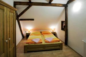 Resort Abertham - penzion Ellen في أبيرتامي: غرفة نوم بسريرين في العلية