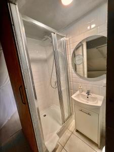 y baño con ducha y lavamanos. en Na Skraju Lasu Domek na Drzewie & Glamping, en Kazimierz Dolny