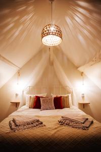 Ένα ή περισσότερα κρεβάτια σε δωμάτιο στο Loveroom Du Perche : maison avec balnéo